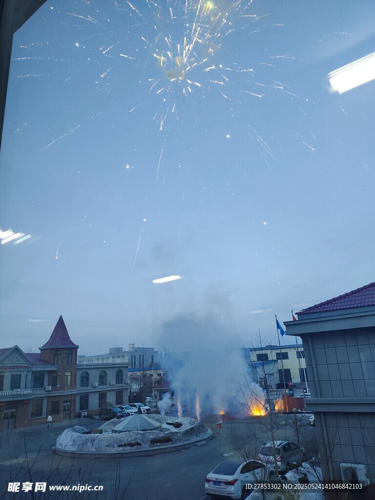 雪地小镇上空绽放的烟花
