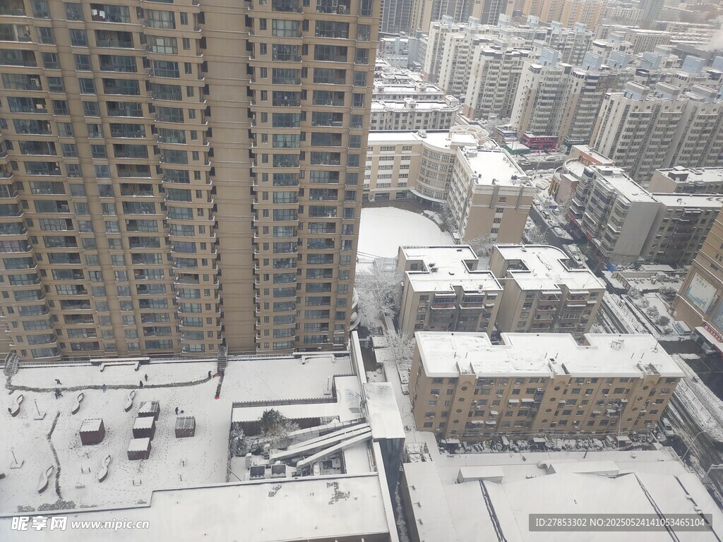 雪后城市高楼景观