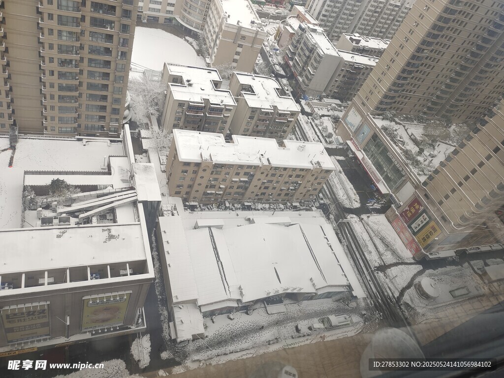 城市雪景中的高楼建筑群