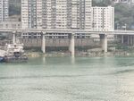 江边城市桥梁与船只景观