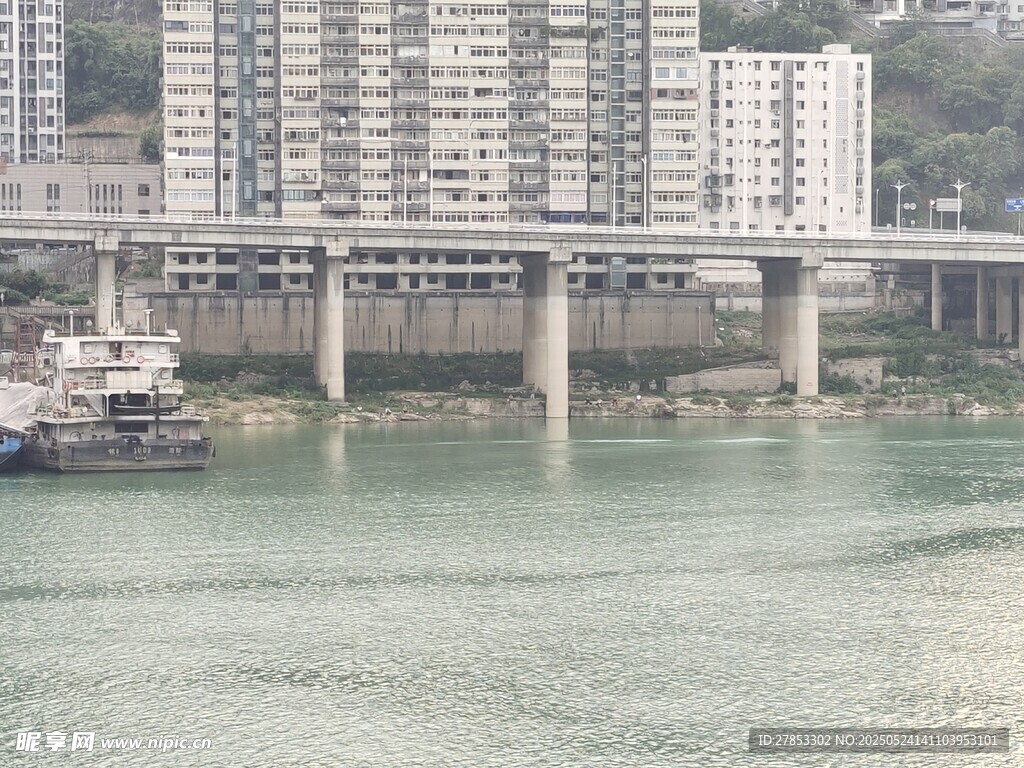 江边城市桥梁与船只景观