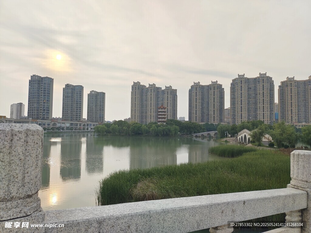 湖畔高楼景致