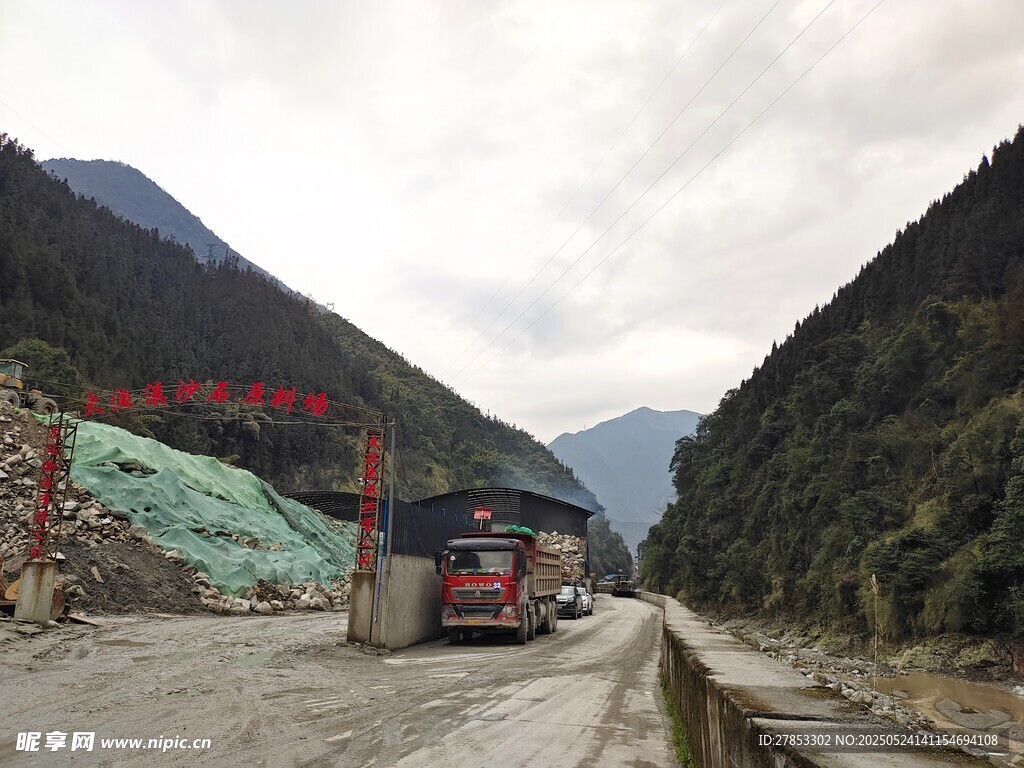 山间公路上行驶的红色客车