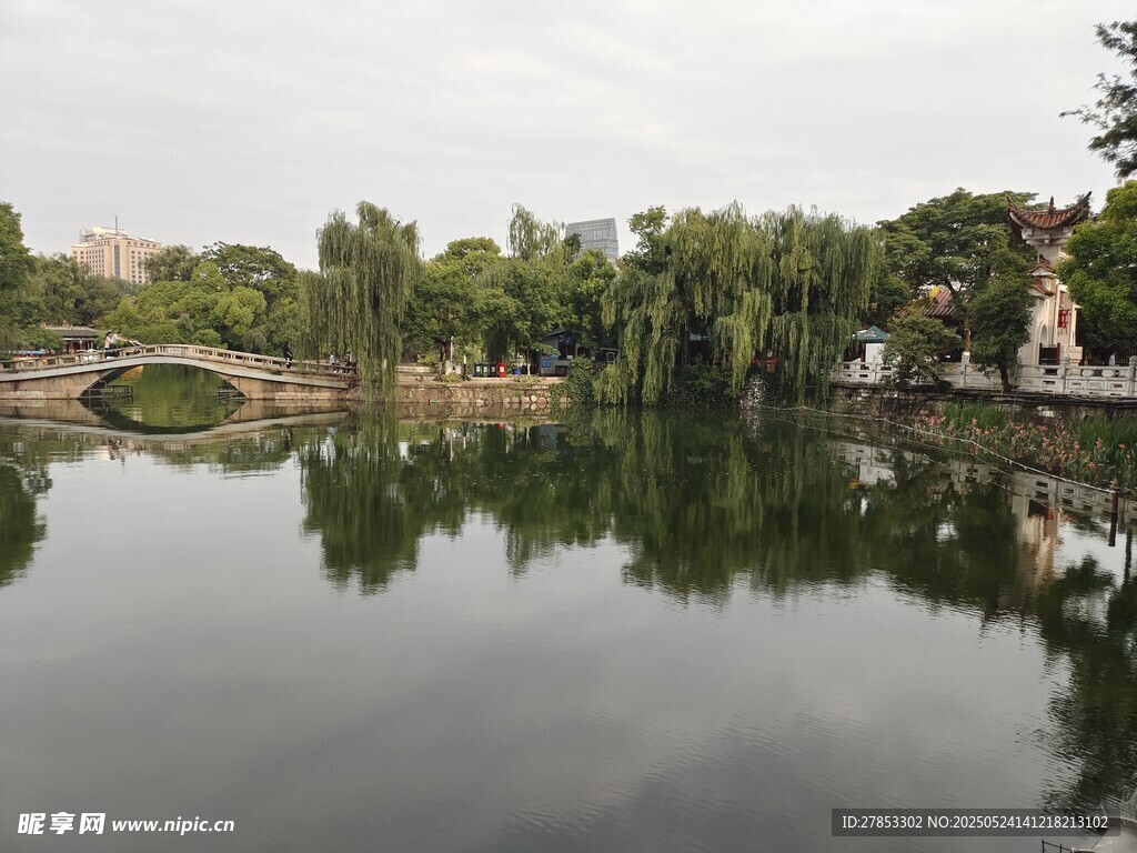 宁静湖畔石桥绿树倒影
