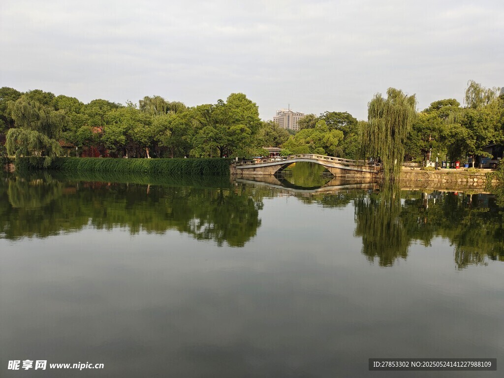 宁静湖畔绿树倒影美景