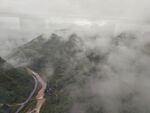 山间云雾缭绕的蜿蜒公路