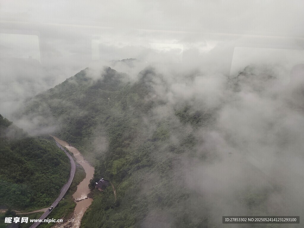 山间云雾缭绕的蜿蜒公路