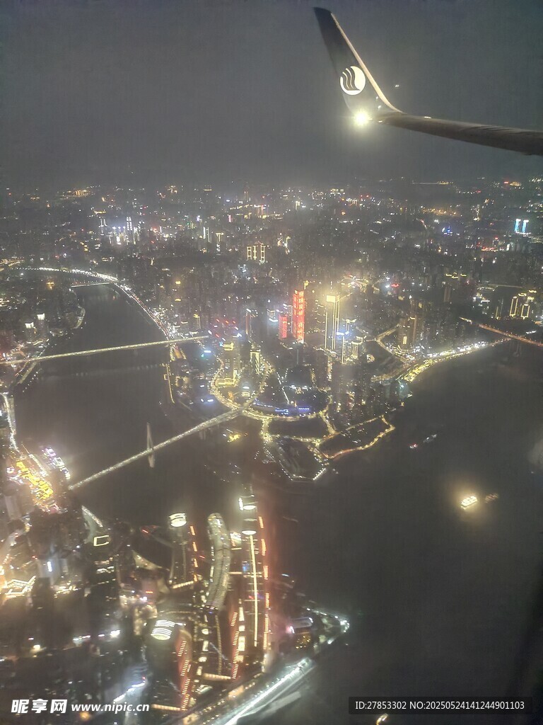 飞机视角下的城市璀璨夜景