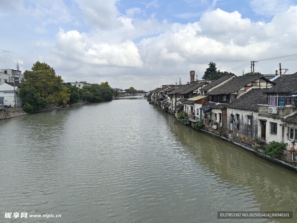 河畔民居风景