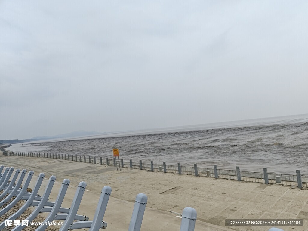 海边围栏与广阔沙滩景象