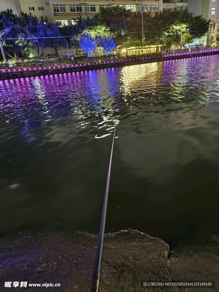 夜晚河畔垂钓景象