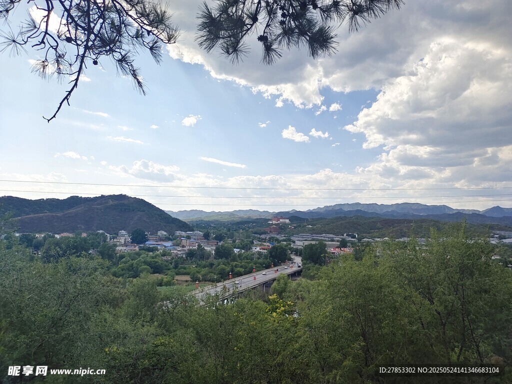 山间绿野风景