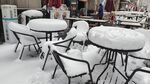 户外桌椅被厚雪覆盖
