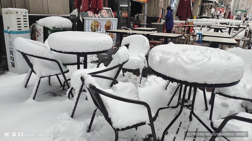 户外桌椅被厚雪覆盖