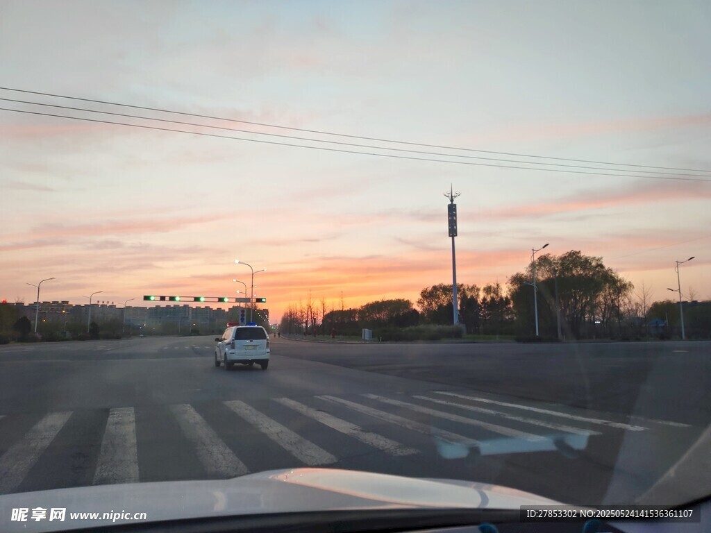 夕阳下的公路行车景象