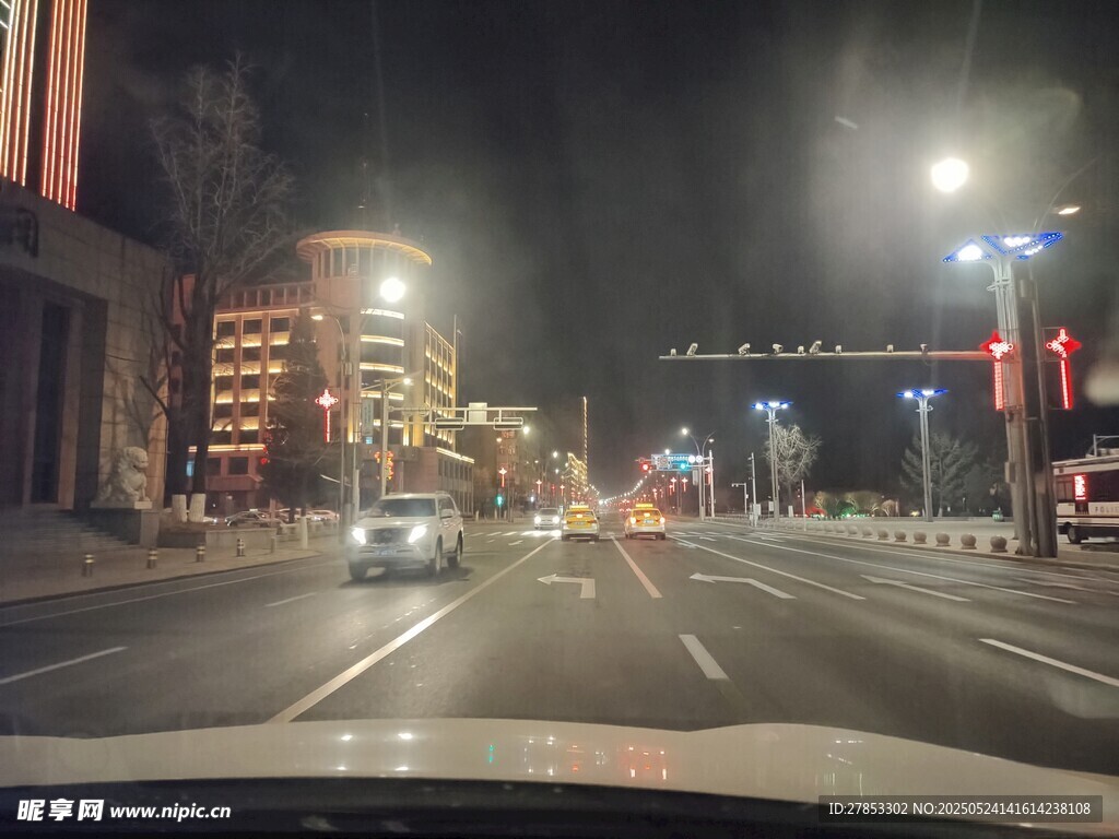 夜间驾车城市道路景象