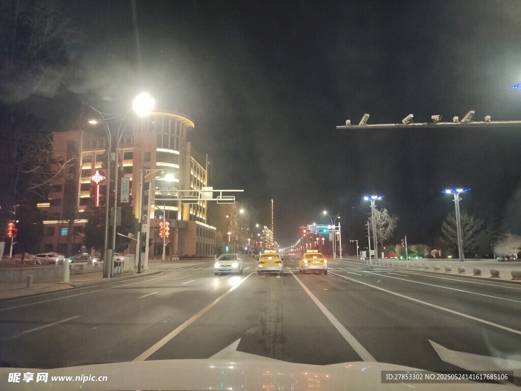 城市夜晚街道行车景象