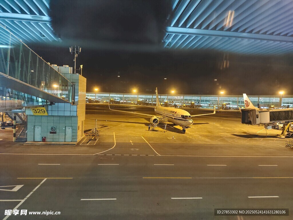 夜晚机场停机坪景象