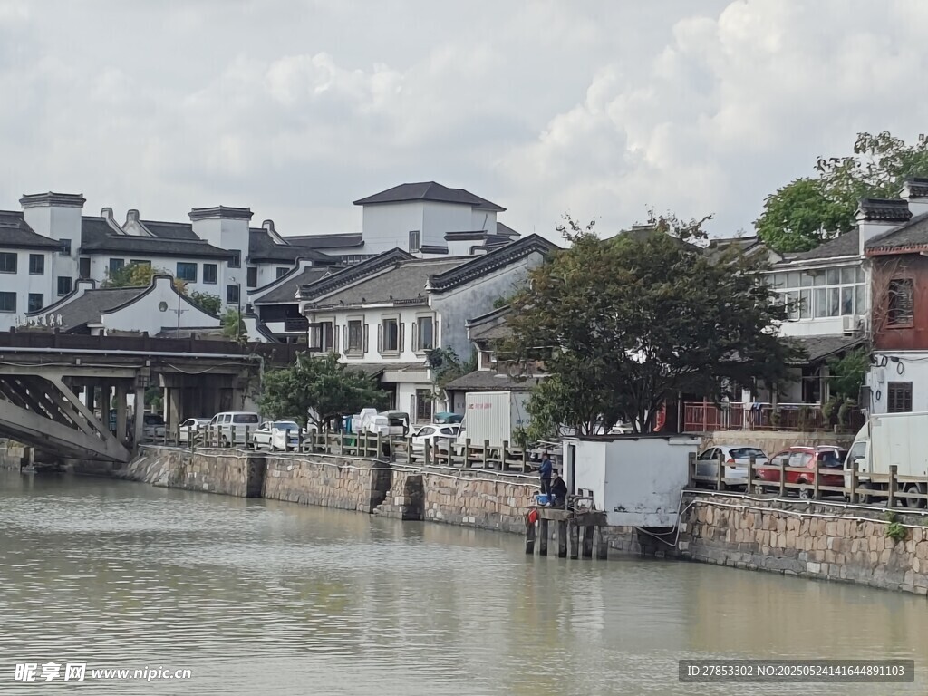 江南水乡河畔古朴建筑群