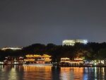 湖畔夜景灯火璀璨