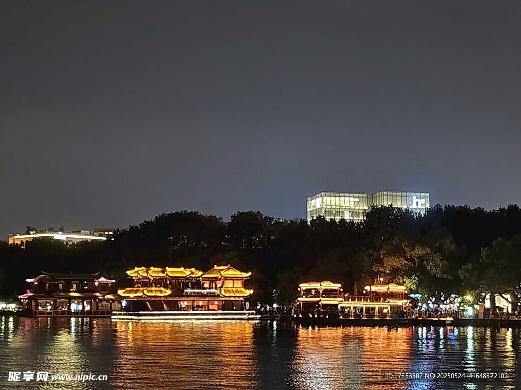 湖畔夜景灯火璀璨