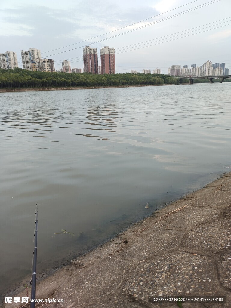 岸边湖畔钓鱼风景