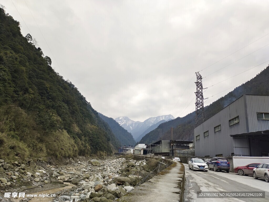 山间公路旁的建筑与车辆