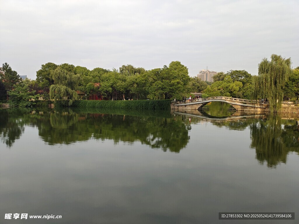 湖畔绿树石桥倒影美景