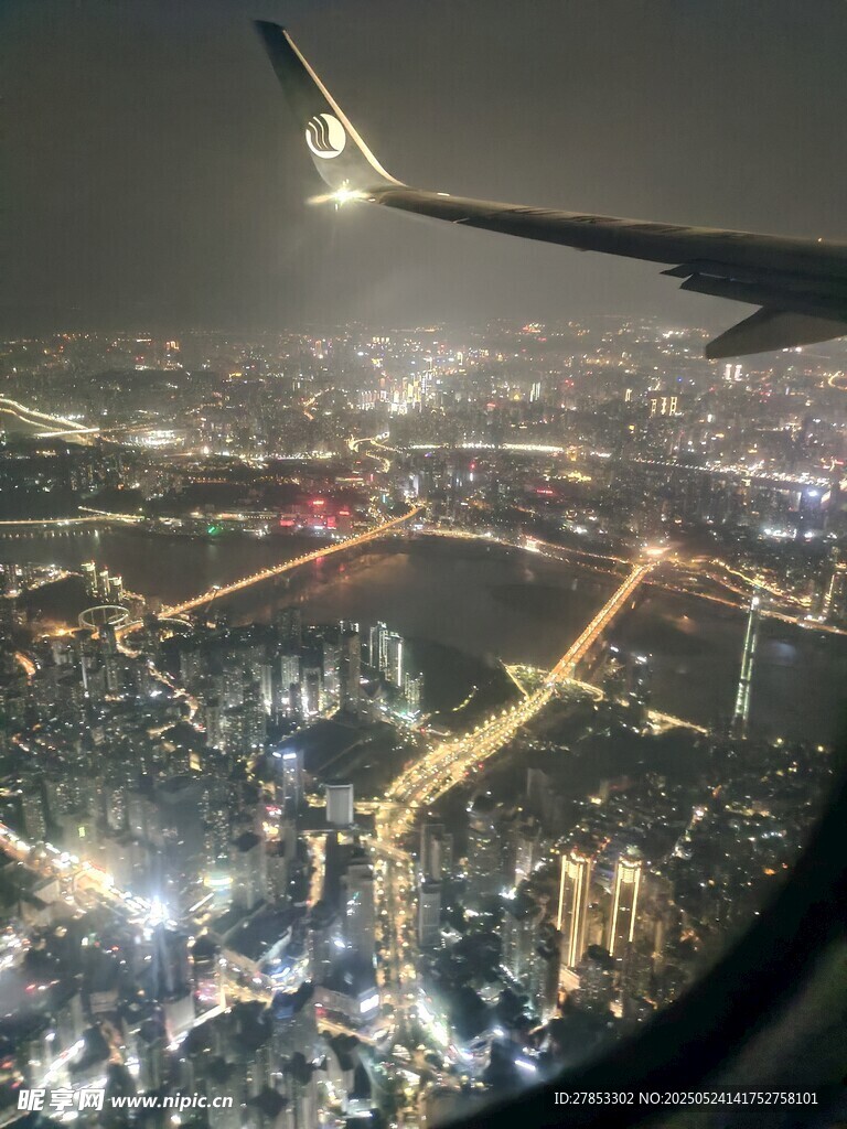 夜航俯瞰璀璨城市景观