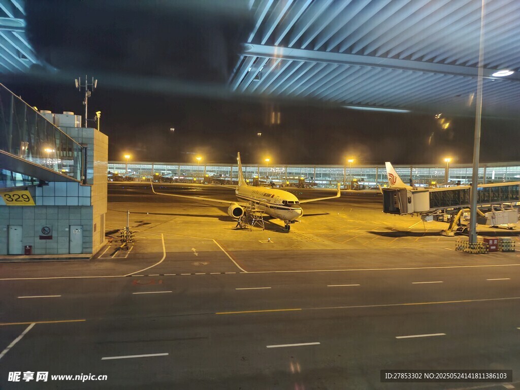 夜晚机场停机坪景象