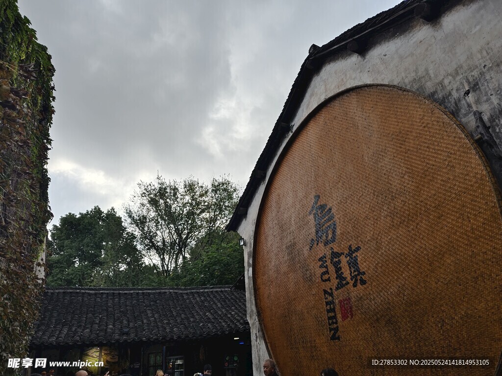 古巷中的圆形木质物件