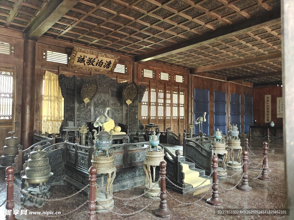 古代青铜器物陈列场景