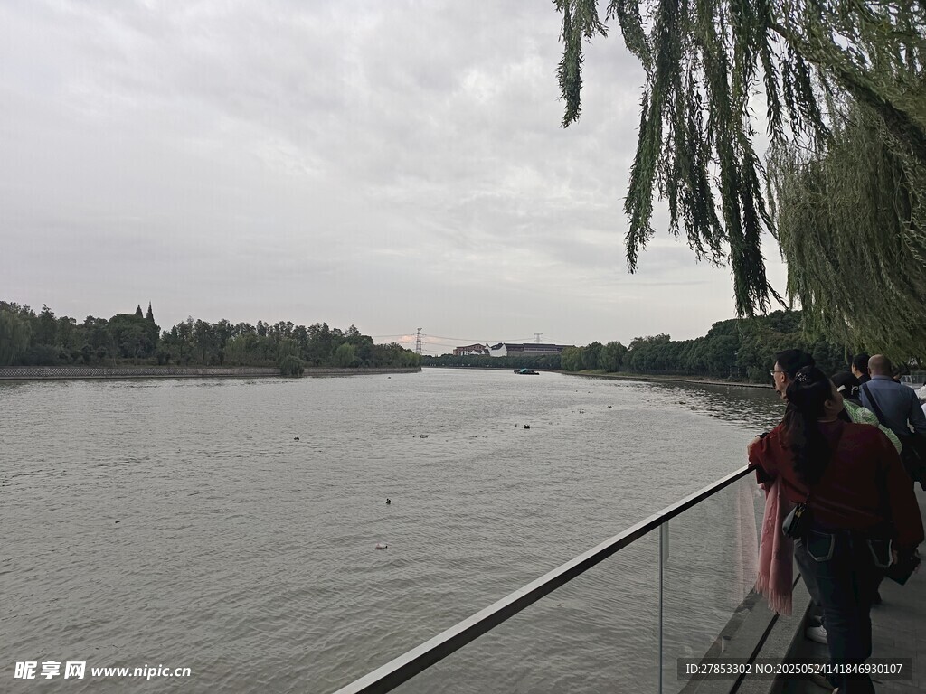 河畔行人赏景