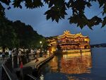 西湖夜景中的古典建筑