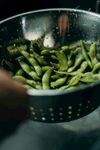 清洗中的鲜嫩毛豆