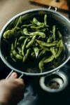 锅中翻炒的鲜嫩青椒