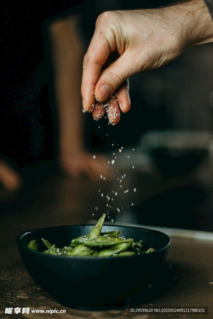手撒调料入碗中的美食画面