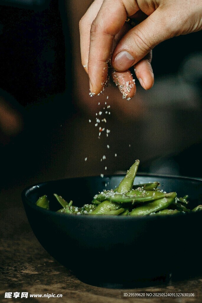 手撒调料于碗中青菜上