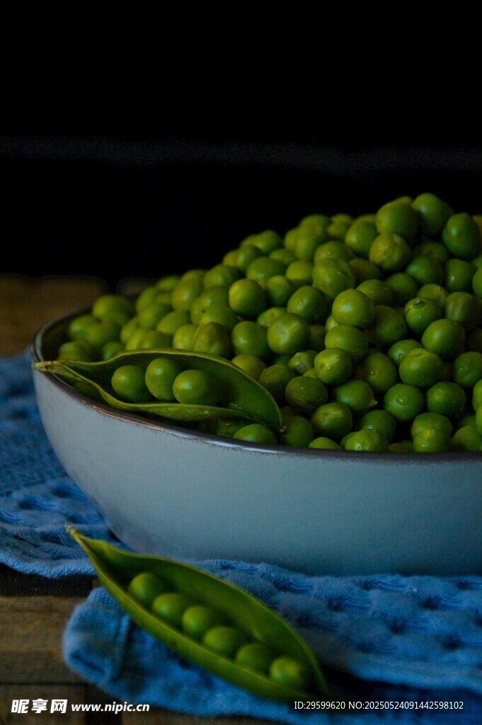 碗中鲜绿豌豆满满当当
