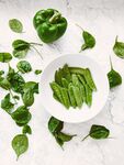 盘中鲜嫩豌豆与绿叶蔬菜