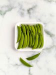 盘中鲜嫩青豆荚