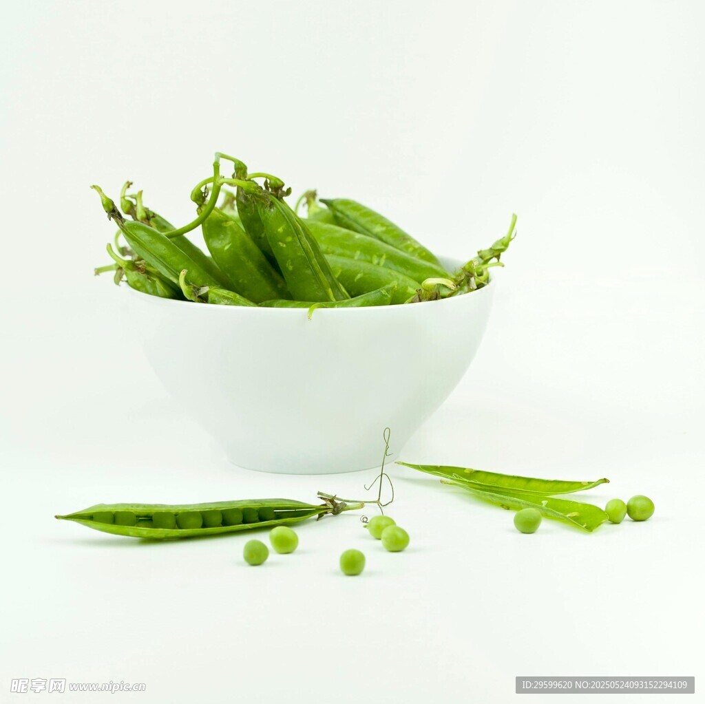 碗中鲜嫩豌豆及散落豆荚