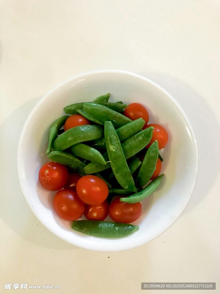 碗中甜豆与小番茄