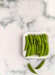 盘中鲜嫩青豆荚
