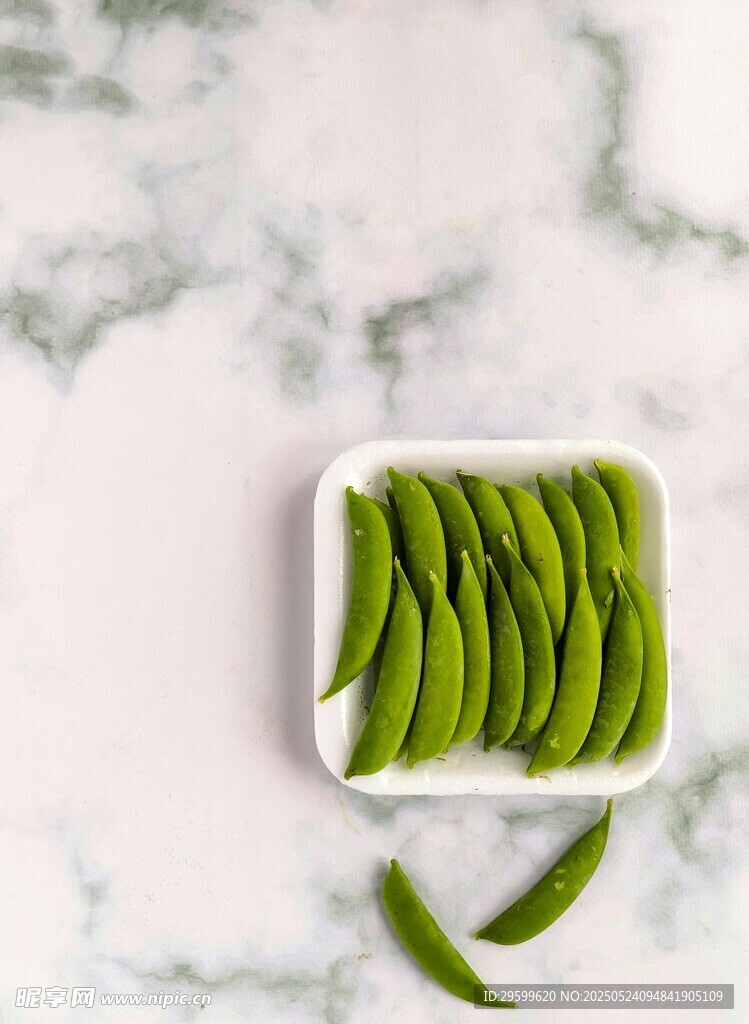盘中鲜嫩青豆荚