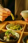 日式美食拼盘与手的互动