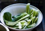 碗中鲜嫩青菜切段