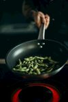 锅中翻炒的鲜嫩四季豆