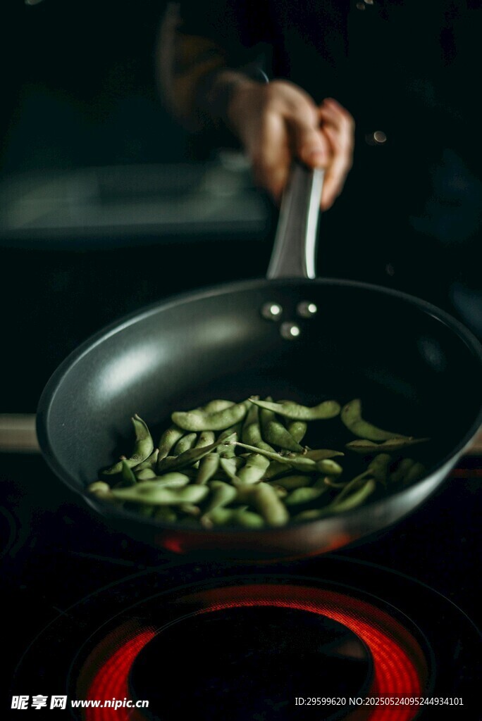锅中翻炒的鲜嫩四季豆