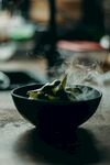 热气腾腾的碗中绿色菜肴